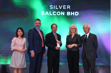 Dato’ Rosli Bin Mohamed Nor, Independent Non-Executive Director and Chairman of Sustainability Committee of Salcon Berhad receiving the award At The Edge Inaugural ESG Award Gala Dinner held at Sunway Resort Hotel